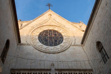 Kudüs, İsrail, 15 Şubat 2026, mavi gökyüzüne karşı bir haç ve bir gül penceresi olan taştan bir kilisenin ön cephesi. İsa 'nın Kutsal İsminin Katedrali. Eski şehrin Hristiyan Mahallesi 'nde yer almaktadır.