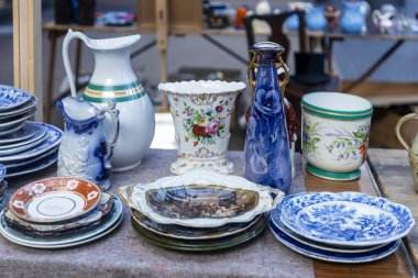 Antika küre ve hassas porselen sofra takımı antika pazar masasında!