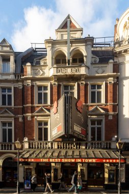 Londra, İngiltere, 12 Aralık 2026, Londra 'nın en iyi pankartıyla Lyric Tiyatrosu girişinin dikey çekimi