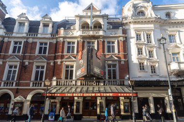 Londra, İngiltere, 12 Aralık 2026, Londra 'da Hadestown müzikal reklamının yer aldığı Lyric Theatre cephesinin geniş açılımı