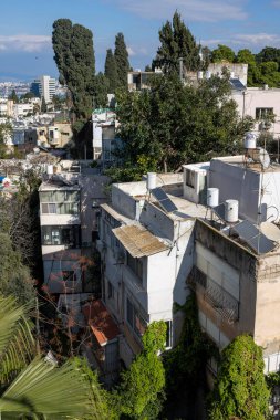 Hayfa, İsrail, 1 Mart 2026, beyaz duvarları ve güneş panelleri olan tipik orta doğu yerleşim binalarının yüksek açılı görüntüsü