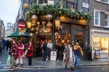 Londra, İngiltere, 2 Aralık 2025, Geleneksel İngiliz barı Bay Foggs tavernası akşam süsleri ve ışıklarıyla süslenmiş.