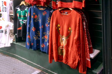 Londra, İngiltere, 13 Aralık 2025 ren geyiği ve zencefilli adamın asılı olduğu renkli Noel süveterleri.