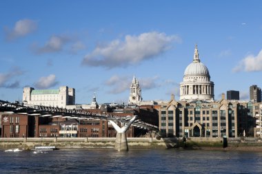 City of London South Bank ile bağlama Thames Nehri üzerinde Millennium köprüyü geçtikten insanlar