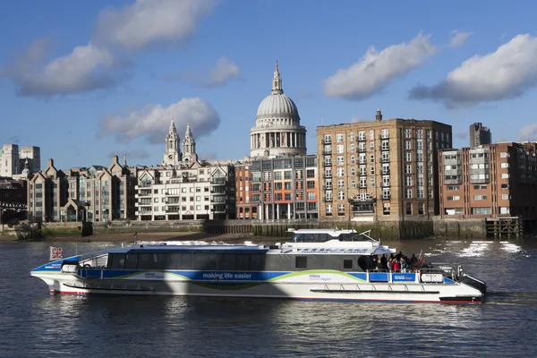 The View from the south bank, across the River Thames with commercial skyscrapers dominating the Financial District skyline — Stock Photo, Image