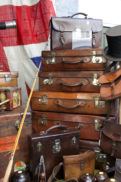 Koffers in de buurt van vintage winkel op Portobello Market — Stockfoto