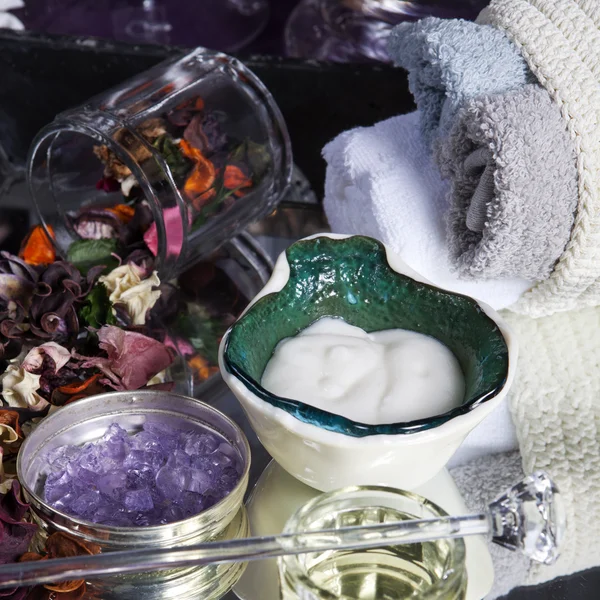Спа композиция. увлажнители, соли для ванн и масло для тела с сухими цветами на столе — стоковое фото