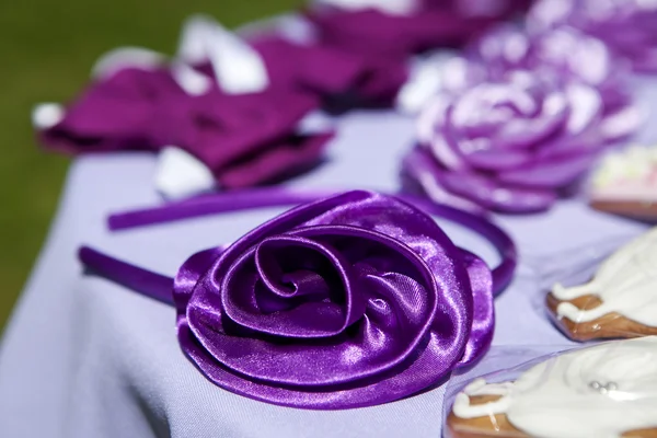 Faixa de cabelo violeta vista superior na recepção do casamento — Fotografia de Stock