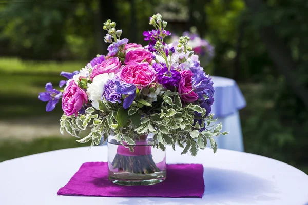 Apparecchiatura tavola con bouquet . — Foto Stock