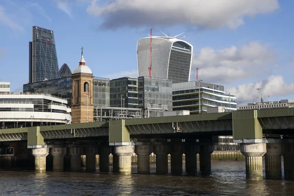 Der Blick vom Südufer über die Themse mit kommerziellen Wolkenkratzern, die die Skyline des Bankenviertels dominieren — Stockfoto