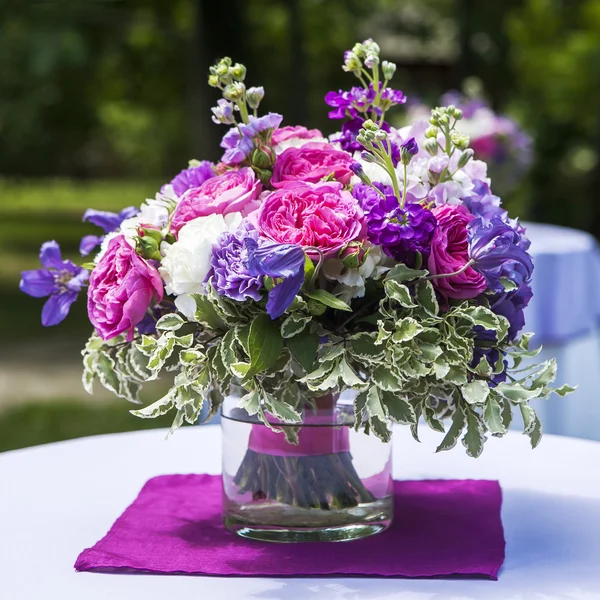 Ajuste de mesa de banquete fino con ramo. Enfoque selectivo — Foto de Stock