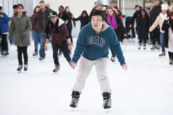 Skaters Beating the Winter Blues — Stock Photo, Image