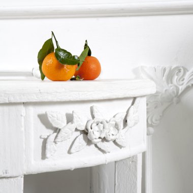 ahşap masa üzerinde taze mandalina