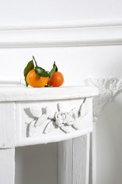 ahşap masa üzerinde taze mandalina