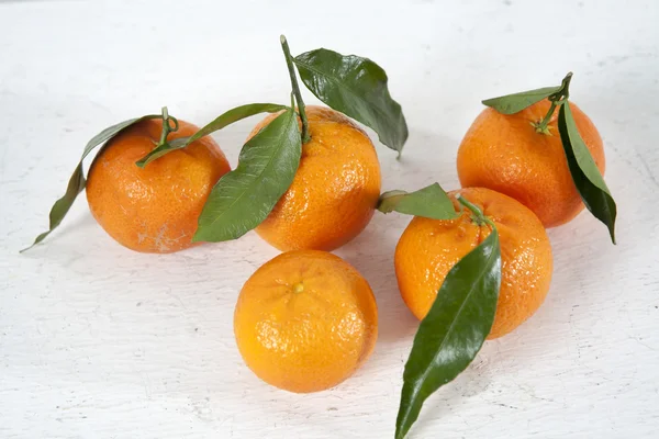 Mandarina fresca sobre mesa de madera — Foto de Stock