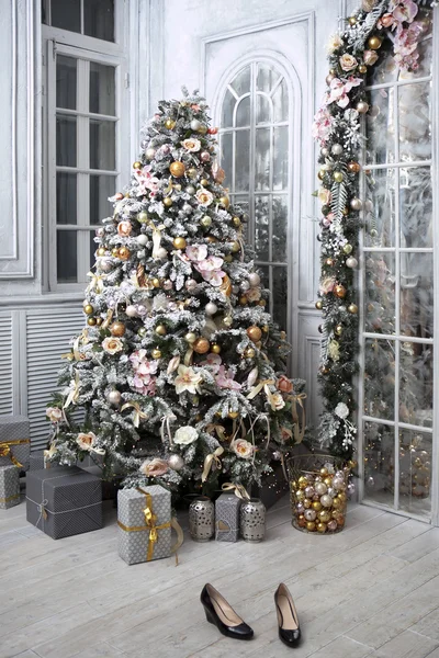 Par de zapatos negros de mujer contra el árbol de Navidad — Foto de Stock