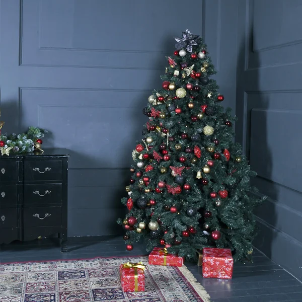 Kerstboom en Kerstmis geschenkdozen in het interieur — Stockfoto