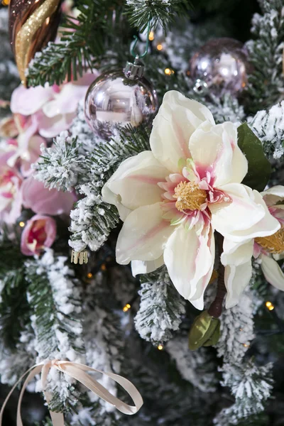 Vintage Christmas Tree met rijkelijk decoraties — Stockfoto