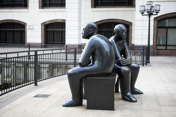 Bronzeskulptur steht auf dem Marktplatz — Stockfoto