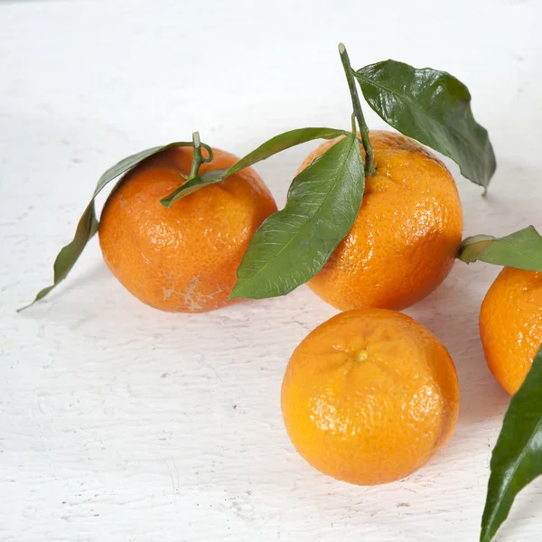 Mandarina fresca sobre mesa de madera — Foto de Stock