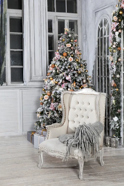 Schöne holdiay dekorierte Zimmer mit Weihnachtsbaum — Stockfoto