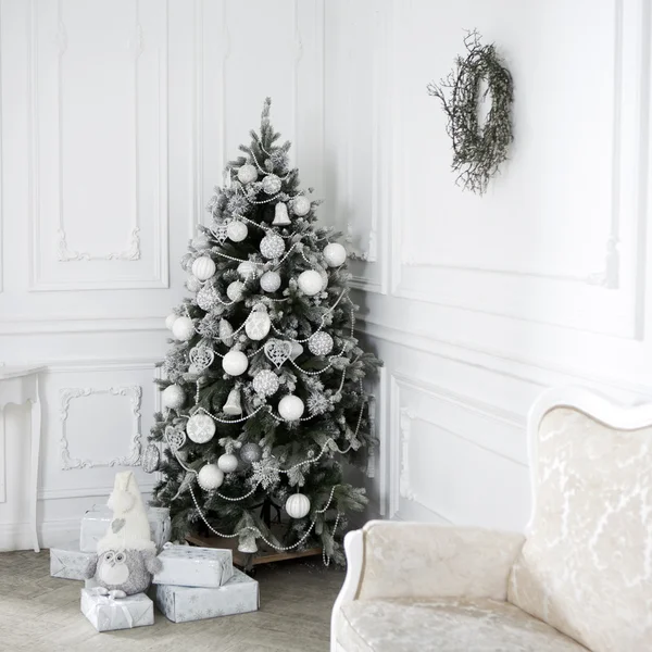 Cadeaux sous le sapin de Noël. Fond de Noël — Photo