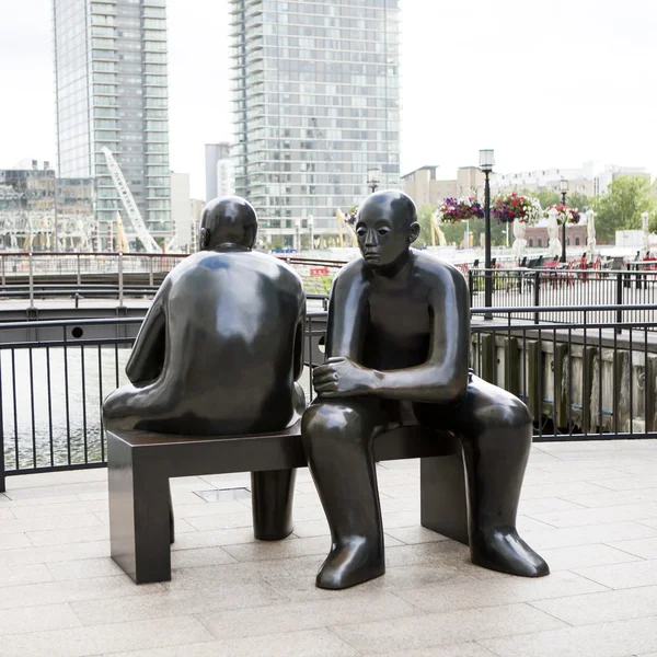 Bronzen beeld is gelegen in Cabot Square — Stockfoto