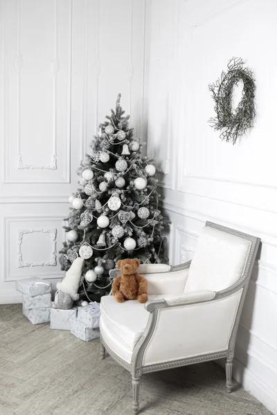 Krásná holdiay zdobený pokoj s vánoční stromeček. — Stock fotografie
