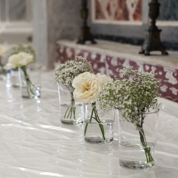 Hochzeitsempfang in der Kirche. — Stockfoto