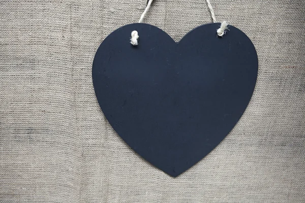 Corazón negro para escribir sobre fondo de mimbre gris. Tarjeta de San Valentín — Foto de Stock