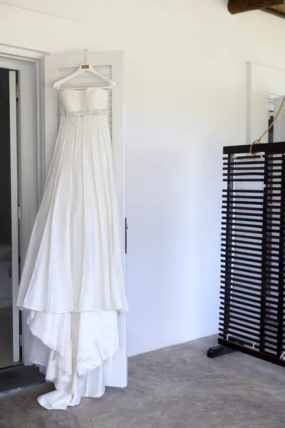 Svatební šaty zavěšením dveří — Stock fotografie