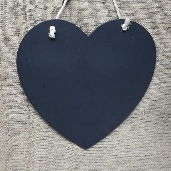 Черное сердце для письма на сером плетеном фоне. Открытка ко Дню Святого Валентина — стоковое фото