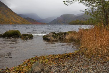 Loch Tay yakınındaki Killin, sonbahar yatay,