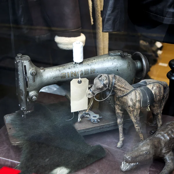 Old Singer sewing machines as part of a window display in the antic shop. — Stock Photo, Image