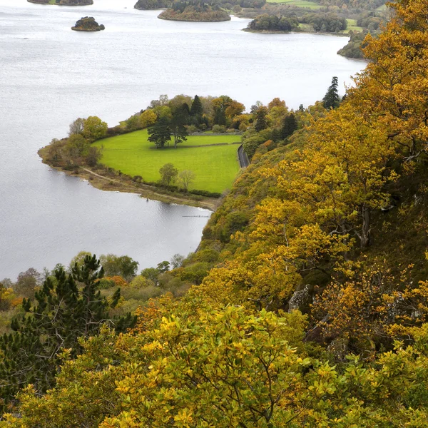 Derwent zaopatrzone i Skiddaw góry w tle, jezioro Distri — Zdjęcie stockowe