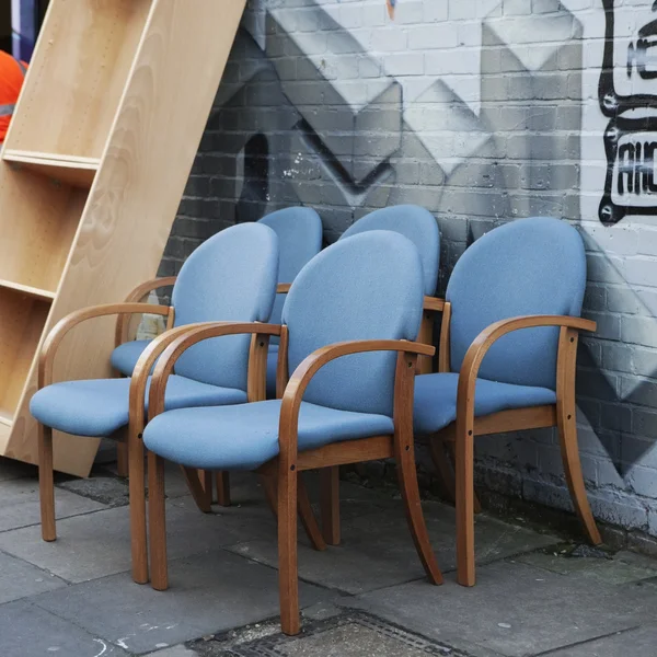 Samling av gamla trasiga stolar på loppmarknaden — Stockfoto
