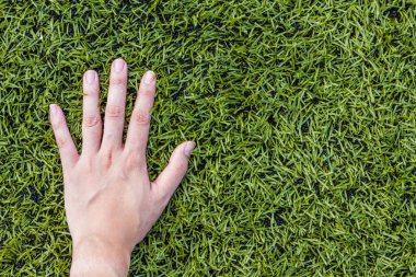 kız eli futbol sahasında çimenlerin üzerinde