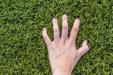 kız eli futbol sahasında çimenlerin üzerinde