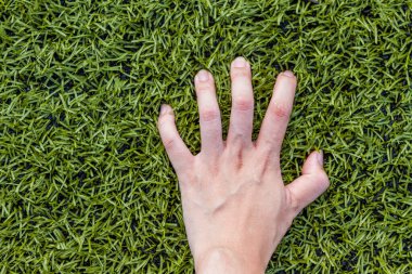 kız eli futbol sahasında çimenlerin üzerinde