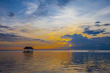 Sunset Arkaplan ile sette yüzen ev