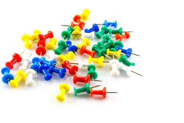 Beyaz arkaplanda renkli itme iğneleri.