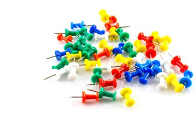 Beyaz arkaplanda renkli itme iğneleri.