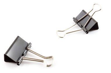 Beyaz arkaplanda siyah metal ataçlar