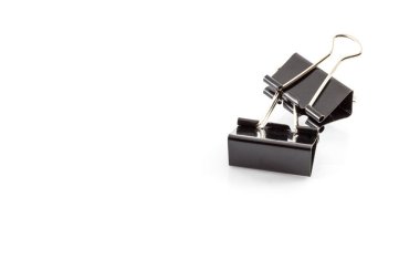 Beyaz arkaplanda siyah metal ataçlar