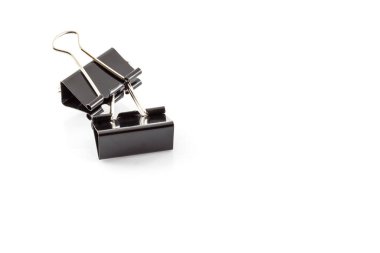 Beyaz arkaplanda siyah metal ataçlar