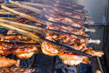 Izgarada kızarmış tavuk.