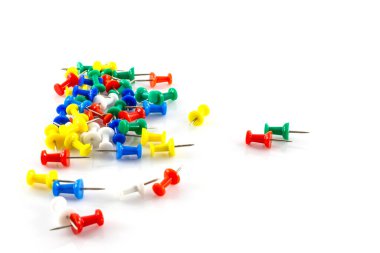 Beyaz arkaplanda renkli itme iğneleri.