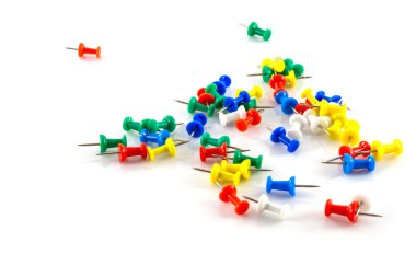 Beyaz arkaplanda renkli itme iğneleri.