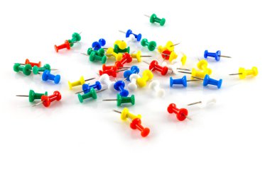 Beyaz arkaplanda renkli itme iğneleri.