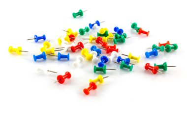 Beyaz arkaplanda renkli itme iğneleri.